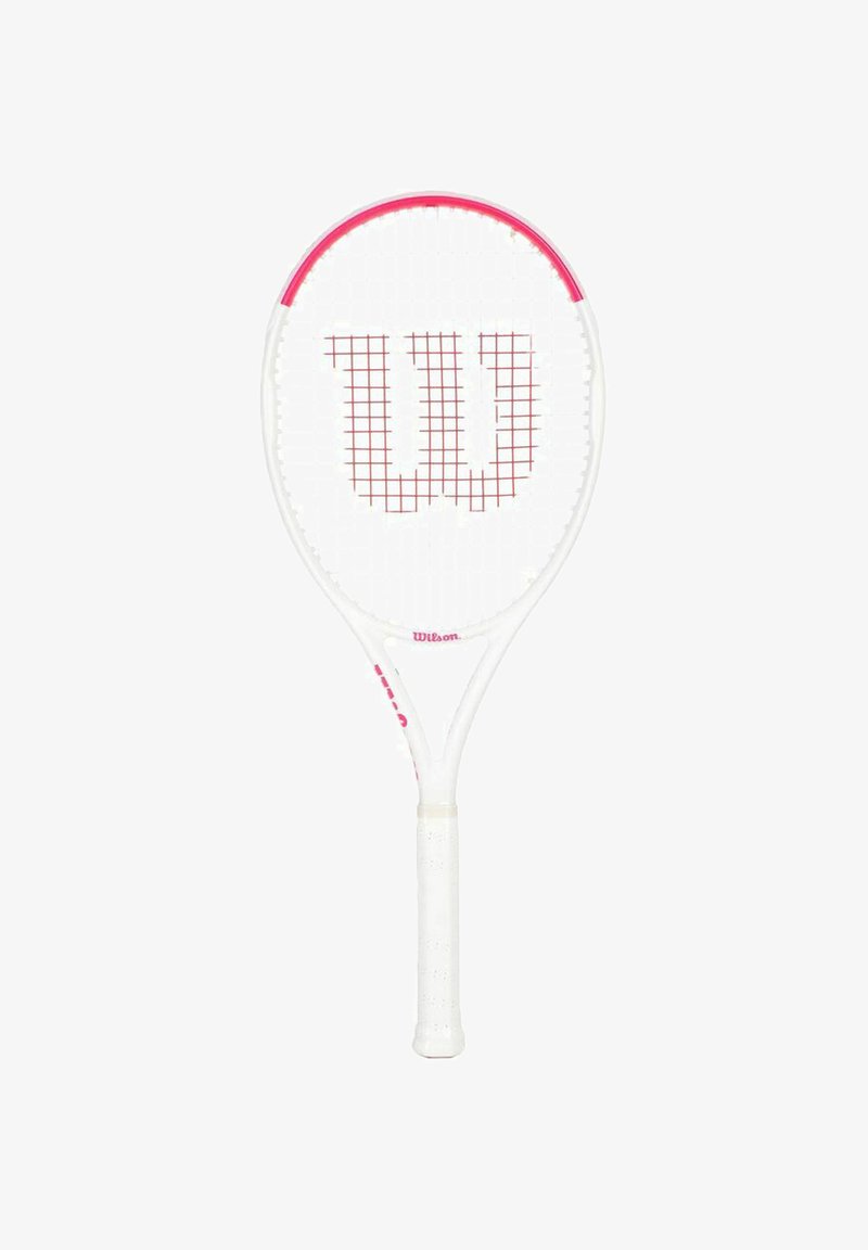 Witte en roze Wilson tennisracket met een rood "W" logo op de snaren, geïsoleerd op een witte achtergrond.
