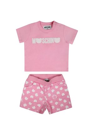 Il set per neonati in cotone rosa include una maglietta con logo di un orsetto bianco e pantaloni corti con motivi di nuvole bianche. Presenta bottoni a pressione sulle spalle per una facile vestizione.