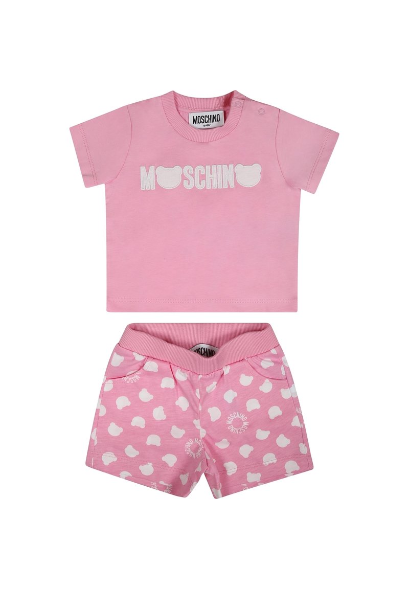 Il set per neonati in cotone rosa include una maglietta con logo di un orsetto bianco e pantaloni corti con motivi di nuvole bianche. Presenta bottoni a pressione sulle spalle per una facile vestizione.