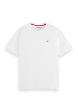 Weißes T-Shirt mit kurzen Ärmeln und Rundhalsausschnitt mit kleinem rot-weißem Markenlogo auf der linken Brust und rotem Besatz am inneren Halsausschnitt.
