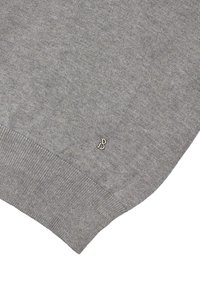 Szary sweter dziany z ribbowym dołem i małym srebrnym logo po lewej stronie na dole. Gładka tekstura i prosty design.