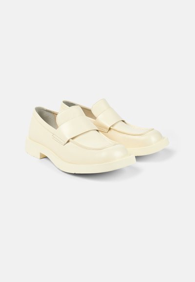 Krämfärgade läderloafers med en slät finish, rund tå och ett dekorativt band över ovansidan. Kraftig gummisula.