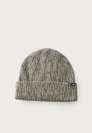 Graue Strickmütze mit weißen Strichmustern und einem kleinen schwarz-weißen Oakley-Logoetikett am Bund.