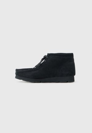 WALLABEE - Stivaletti stringati - black