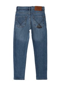 Pantalones vaqueros de denim azul claro con un ajuste ajustado, que cuentan con una etiqueta de cuero de marca en la cinturilla y costuras decorativas en los bolsillos traseros.