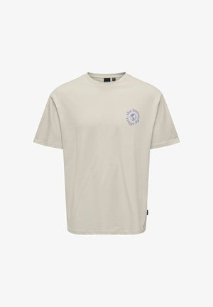 Jasnobeżowa koszulka z krótkim rękawem z małym fioletowym okrągłym napisem i grafiką motyla na lewej piersi.