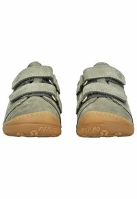 Zapatos de cuero gris con dos correas de Velcro ajustables, puntera redondeada y suelas de goma. Parte superior texturizada y logo grabado en el lateral.