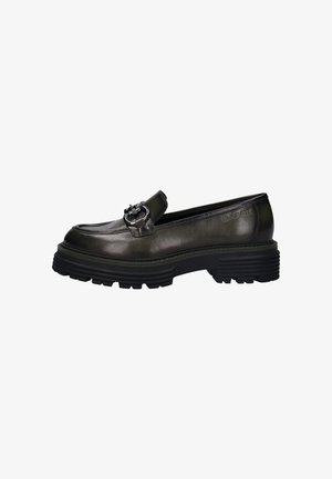 Mocassin en cuir noir avec semelle épaisse côtelée et détail boucle en métal argenté sur le dessus, côté embossé du nom de la marque.