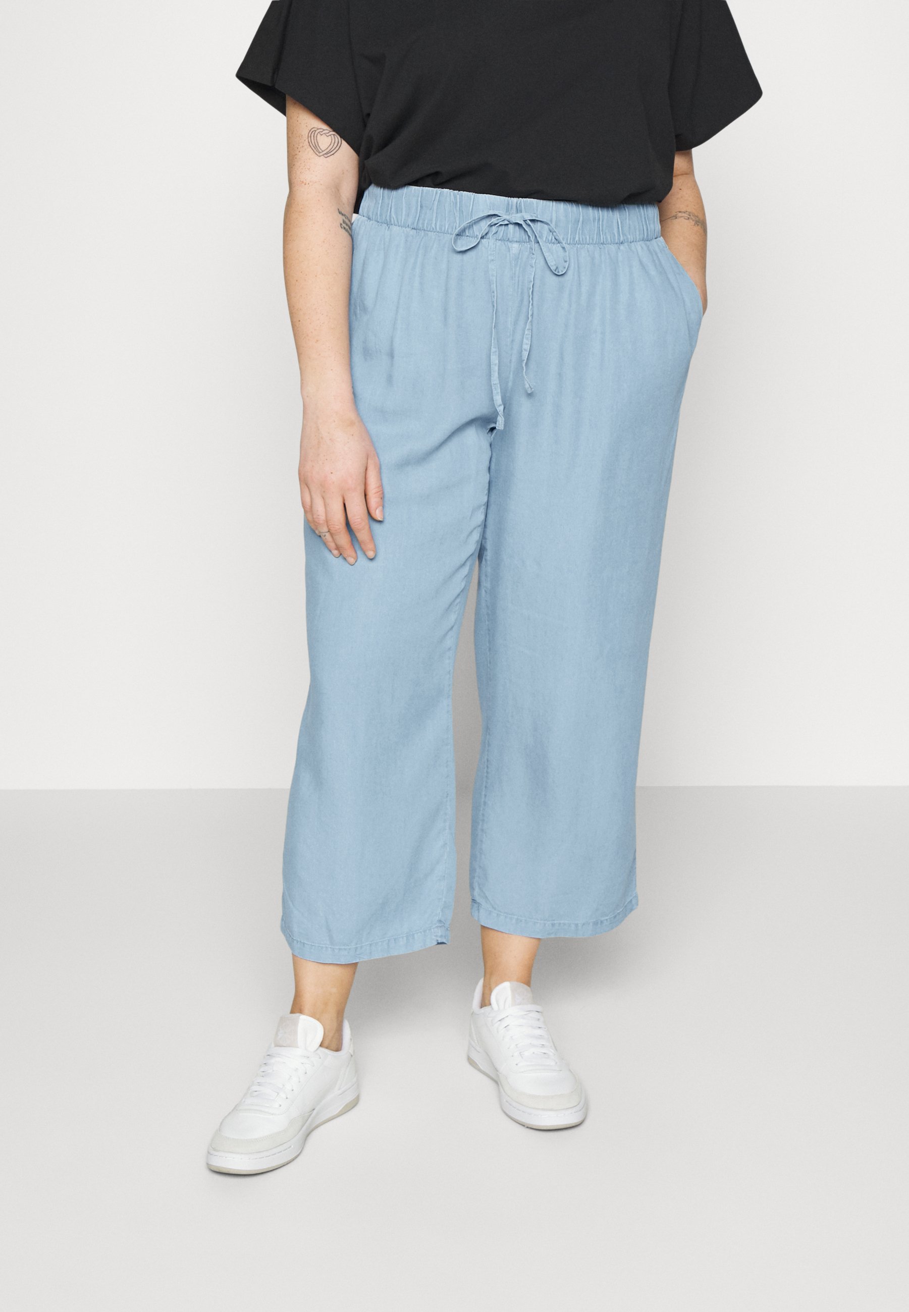 Vero Moda Curve VMLILIANA WIDE CULOTTE PANT - Pantalones - light blue  denim/azul claro - Zalando.es