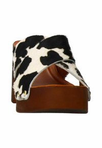 Bruine plateau-sandalen met een zwart-wit koeienprint leren bovenband. Kenmerken een brede band en gouden hardwareaccenten. Geweven afwerking.