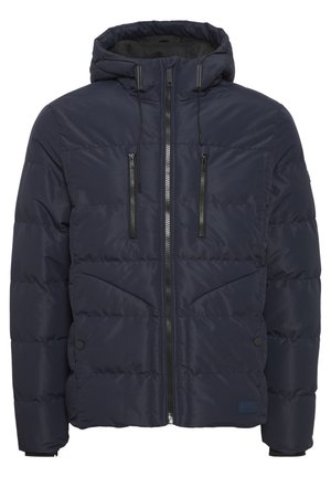 Chaqueta de plumas azul marina con capucha, que cuenta con bolsillos frontales con cremallera, costuras horizontales y cordones ajustables para un mejor ajuste.