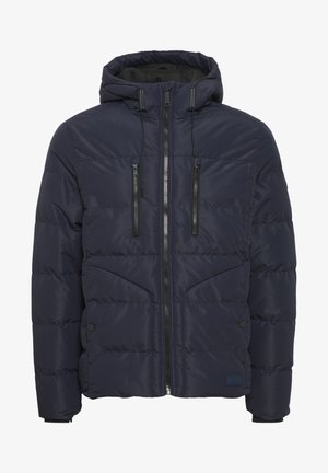 Tumedast sinise värvi puffjope kapuutsiga, millel on tõmblukuga esikotid, horisontaalsed õmblused ja reguleeritavad paelad sobivuse jaoks.