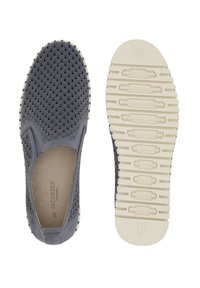Szare buty typu slip-on z teksturowaną, wzorzystą cholewką oraz elastycznymi białymi gumowymi podeszwami, które posiadają rowki antypoślizgowe i detal z logo.