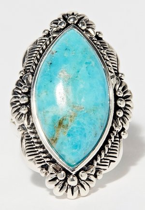 Srebrny pierścionek z turkusowym kamieniem w kształcie markizy, otoczony misterną metalową pracą z motywami kwiatowymi i liściastymi.