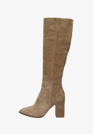 Bottes hautes pour femmes en daim beige avec bout pointu et talon haut épais, conçues pour un look élégant et stylé.