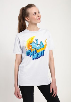 Hvid T-shirt med grafik af en blå bjørn på en måne, med teksten "UP ALL NIGHT" i fede blå og gule bogstaver.