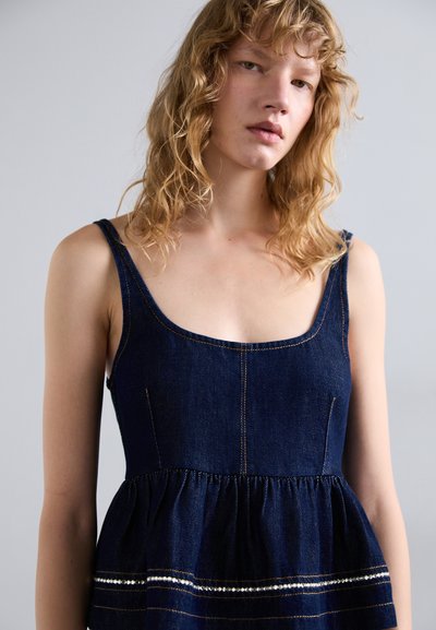 Dunkelblaues Denim-Kleid mit quadratischem Ausschnitt, tailliertem Oberteil und ausgestelltem Rock. Verfügt über gerafftes Material und subtile Nahtdetails.