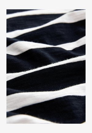 Navy azul ja valkoinen raidallinen kangas, jossa on pehmeä rakenne, kevyt materiaali ja vaihtelevat leveät ja kapeat raidat tasaisessa kudoksessa.