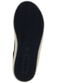 Černá podešev tenisky s herringbone vzorem. Logo Geox v černé barvě na boku podešve. Bílý okraj kolem podešve. Odolný gumový materiál.