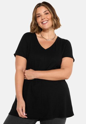 T-shirt nero con scollatura a V, maniche corte, vestibilità morbida e tessuto morbido. Presenta un orlo curvo per un comfort aggiuntivo.