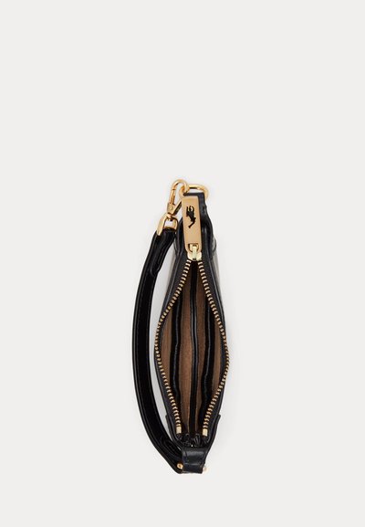 Brazalete de cuero negro con cremallera y cierre dorados, parcialmente abierto para mostrar cuatro ranuras interiores para tarjetas y forro beige.