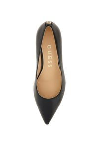 Pump nera in pelle con punta affusolata e soletta imbottita. Presenta un sottile logo accentuato sul tallone e una texture liscia e lucida.