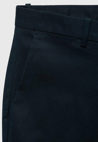 Mörk marinblå byxor med en jämn, strukturerad tyg. Har en slät front och en bred midjeband, med diskreta sömnadsdetaljer.
