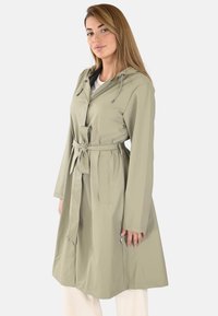 Trench-coat vert clair avec taille ceinturée, capuche et manches longues ; présente une texture lisse et deux poches latérales.