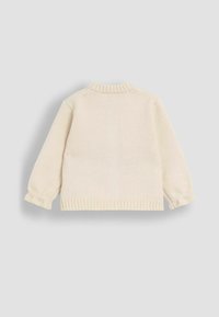 Cremefarbener Strickpullover mit geripptem Ausschnitt und Bündchen. Weiche Textur, überschnittene Schultern und cropped Länge. Schlichtes Design ohne sichtbare Muster.