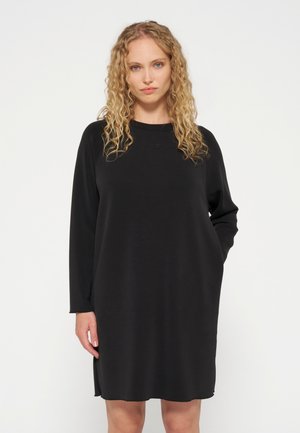 Robe noire à manches longues avec un col rond, en tissu doux, dotée de poches latérales et d'une coupe décontractée, tombant jusqu'à mi-cuisse.