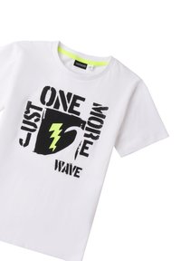 Camiseta de algodón blanca con un gráfico que presenta texto negro y un rayo verde sobre un diseño de olas negras. Cuello redondo con acento neón.
