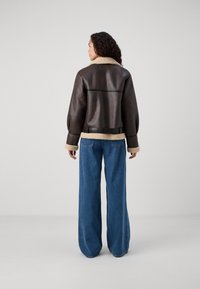 Vero Moda Tall VMJOANNA JACKET - Jakna od umjetne kože - chocolate torte/silver mink