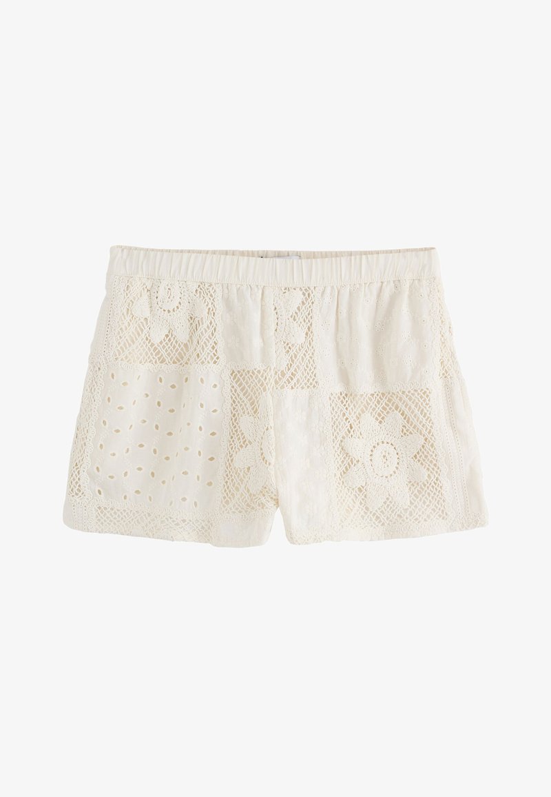 Shorts en coton couleur crème avec taille élastique, présentant des empiècements en dentelle et des détails de broderie florale à jour.