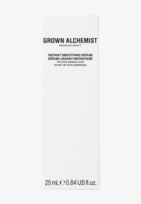 Witte rechthoekige doos voor Grown Alchemist Instant Smoothing Serum, met vetgedrukte zwarte tekst die de productnaam en ingrediënten beschrijft.