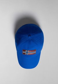 Cappellino da baseball blu in tessuto, con una toppa rettangolare con la bandiera norvegese, che presenta uno sfondo rosso e dettagli bianchi.