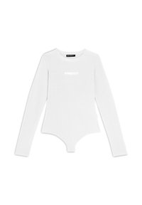 Bodysuit blanco de manga larga con escote redondo. Presenta una textura suave y un logo impreso de "FREDDY" en la parte delantera. Diseño ajustado con cierre de botones a presión.