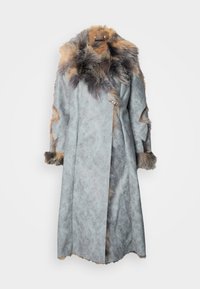 Pelēks zamša mētelis ar kažokādas apkakli un akcentiem. Ievērojamā struktūra ar apvītu dizainu, garām piedurknēm un izgriezumiem piedurknēs.