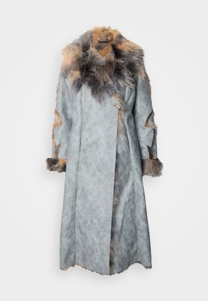 Šedý semišový kabát s kožešinovým límcem a akcenty. Má zavinovací design, dlouhé rukávy a výřezy na rukávech.