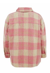Camisa a cuadros en rosa y beige, hecha de tela texturizada, que cuenta con un cuello y mangas con puños, con una forma cuadrada y detalle en el yugo trasero.