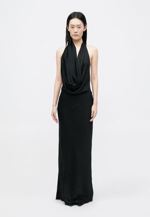 Svart halterneck-klänning med draperad framdel, lång silhuett och sidoklyfta. Tillverkad av mjuk, lättviktsmaterial med en minimalistisk design.