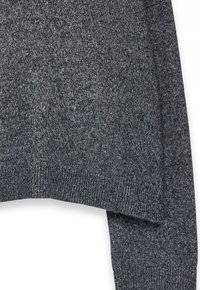 Tamsiai pilkas megztinis ilgomis rankovėmis su ribinėmis rankogaliais ir apačia, rodantis tekstūruotą audinį ir vienos rankovės artimą vaizdą.