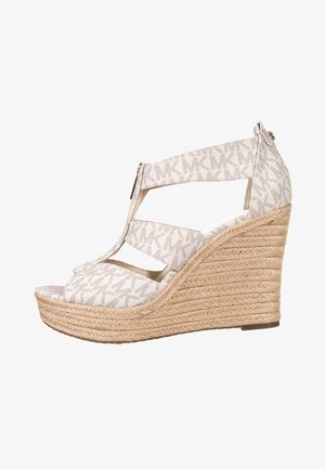 Kilesandal lavet af lys beige stof med et subtilt MK-mønster, med fletdet jutesål og et frontremdesign.