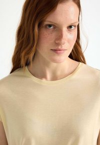 Lindex SHORT-SLEEVED  - T-shirt basic - light yellow