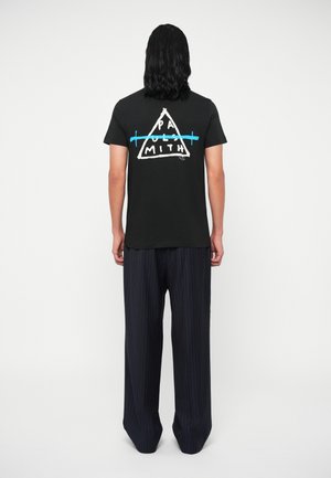 Tricou negru din bumbac cu un grafic triangular cu "PAUL SMITH" în alb și albastru. Asortat cu pantaloni lejeri cu dungi fine.