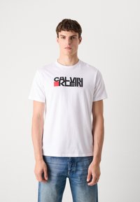 Calvin Klein Jeans REDBOX GRAPHIC TEE - Marškinėliai su spaudiniu - brilliant white