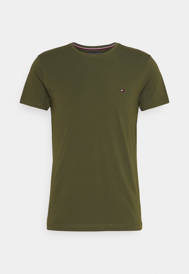 T-shirt à manches courtes vert olive en coton, avec un col rond et un petit logo sur la poitrine. Texture lisse, design simple.