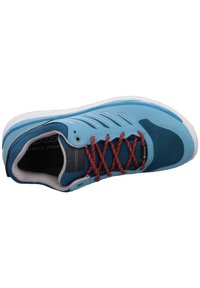 Blauwe sportieve schoen met een bovenwerk van mesh en synthetisch materiaal, rood gespikkelde veters, een witte zool en ventilatiegaten aan de zijkanten.