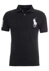 Svart kortärmad pikétröja med vitt polo-logotyp på bröstet och nummer 3-patch på ärmen, krage med två knappar.