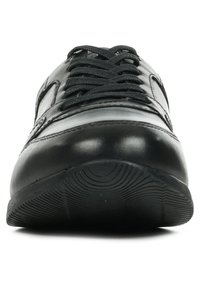 Sneaker in pelle nera con punta arrotondata, suola piatta in gomma e lacci neri; presenta cuciture e un design con pannello laterale.
