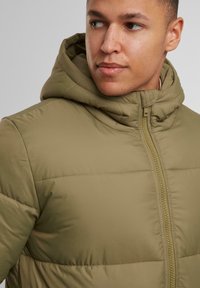 Urban Classics LONG PUFFER - Vinterkåpe / -frakk - tiniolive